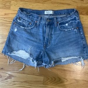 Abercrombie mid rise boyfriend short size 6